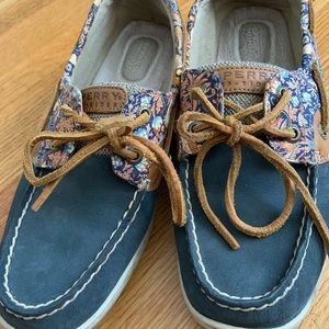 MOVE OUT SALE‼️ sperry— Blue & Floral Size 8!